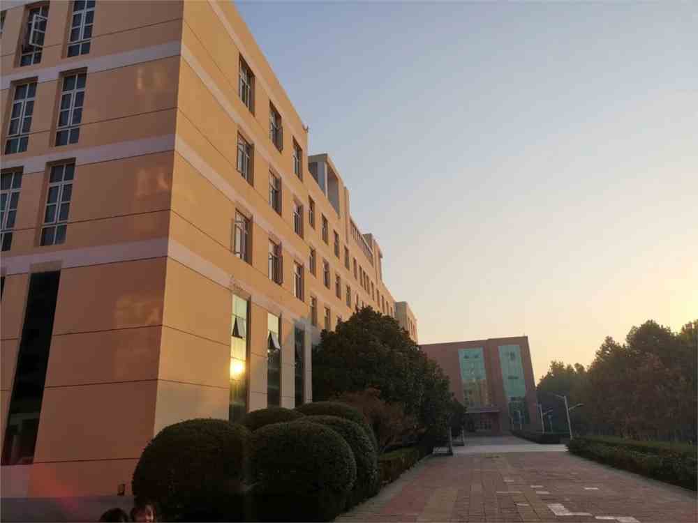 夏天到了山财大东方学院里的那些精灵都开口说话了