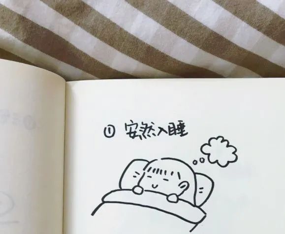 我擦了擦嘴边的口水又嘟囔着翻了个身继续睡了.
