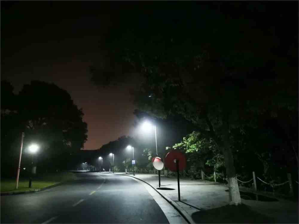 时 00 分 夏日的夜晚透着微凉 灯光下是测温通道志愿者们值班的