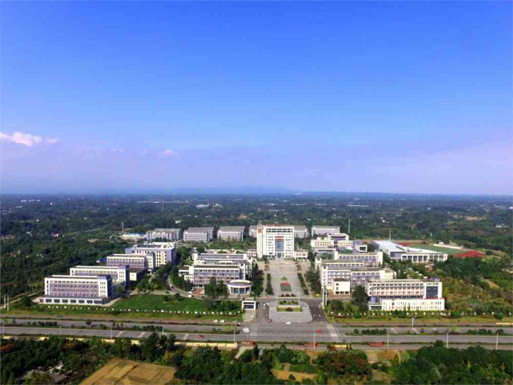 环抱工商的教学楼 为我们创造了一个良好的教学氛围