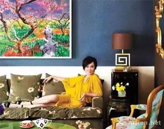 刘嘉玲小会客厅墙上挂着周春芽的限量版画《桃花始盛开》